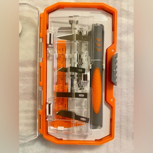 Certified Hobby Knife Set with Orange Accents. Some blades are missing 😶 - Picture 3 of 3